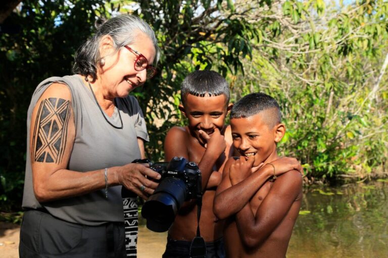 Fotógrafa Sheila Oliveira lança o livro “Saberes e Fazeres – Um olhar para a educação Indígena e Quilombola no Ceará”