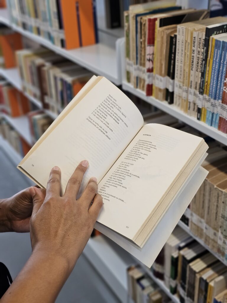 Biblioteca Pública segue com programação mensal de lançamentos de livros