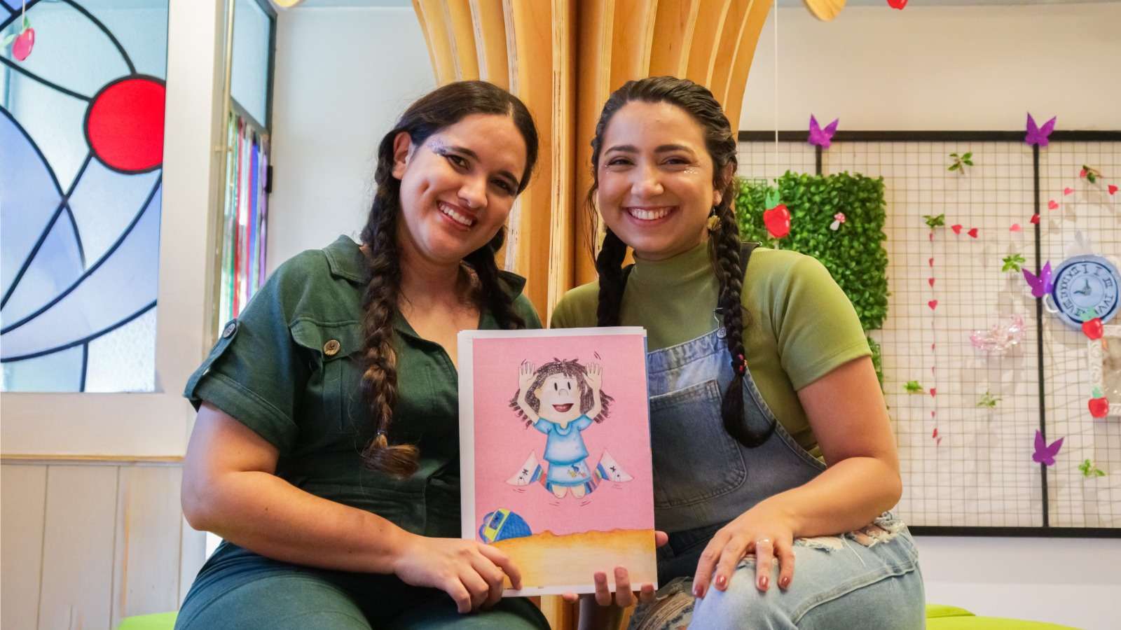 Como Você Lê o Mundo? Literatura e Cultura Surda | Contação de História | "Um mistério a resolver: o mundo das bocas mexedeiras" com Mel e Luna 7 Mel e Luna 2
