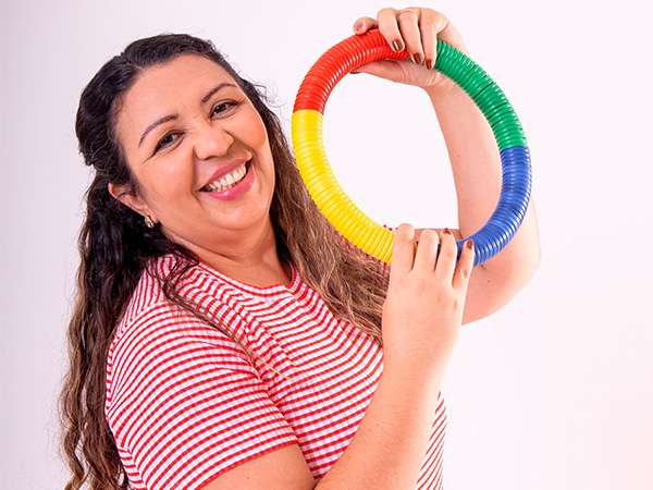 Pequenas Grandes Histórias | Contação de Histórias “Dedo Mindinho - Cantos e Contos para Gente Pequena e Quem Mais Chegar” com Mônica Rodrigues 7 Monica Rodrigues foto