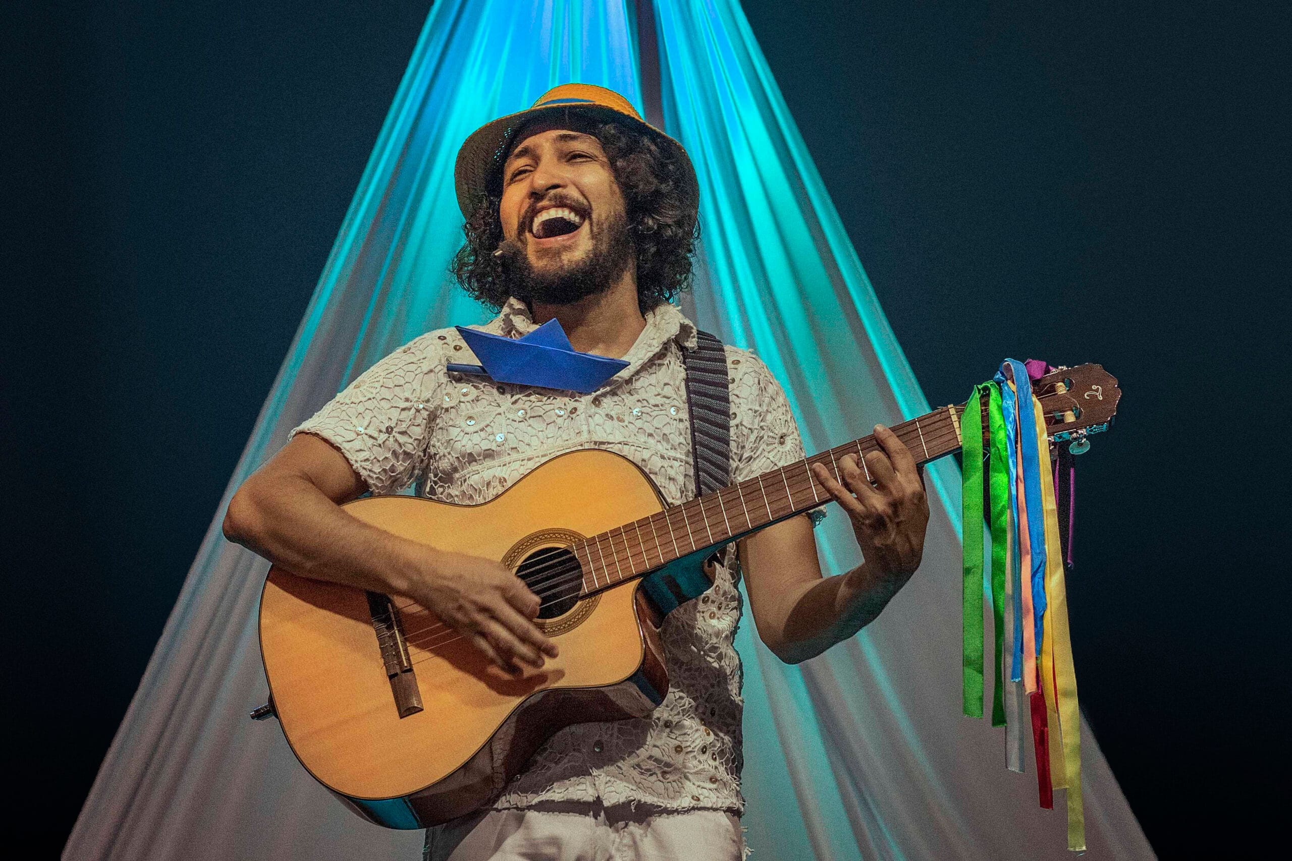 O barquinho e o seu pescador Evan Teixeira Foto Tim Oliveira 2 scaled