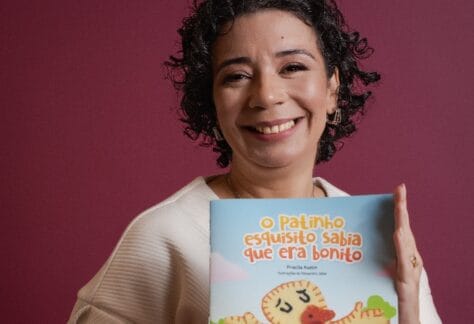 PRISCILA AUSTIN FOTO COM LIVRO e1766705581603