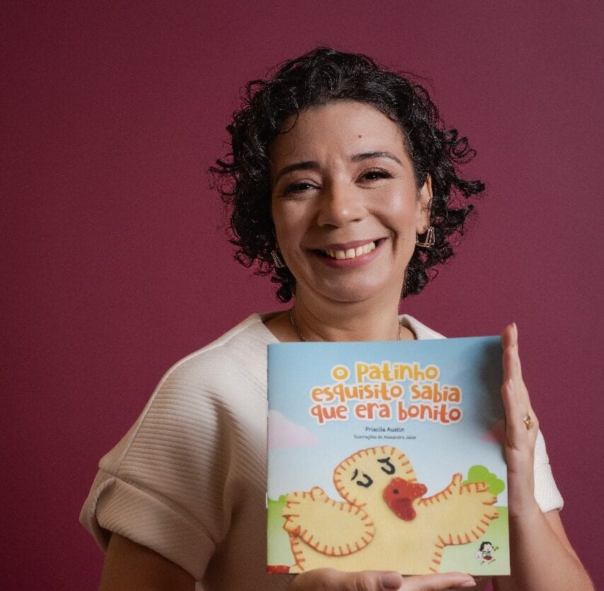 PRISCILA AUSTIN FOTO COM LIVRO e1766705581603