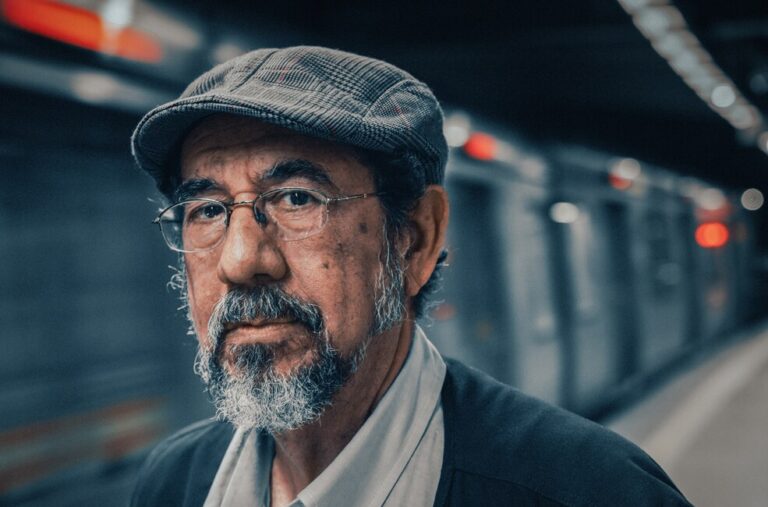 Adriano Espínola lança Ave nave do dia e ministra masterclass gratuita na Biblioteca Pública Estadual do Ceará